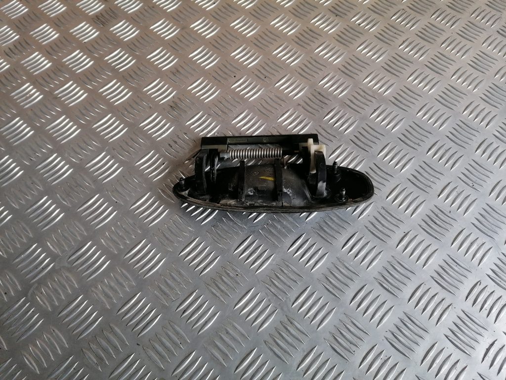 Priekšējāis labais durvju rokturis priekš SAAB 9-3 2002 2 Priekšējāis labais durvju rokturis priekš SAAB 9-3 2002