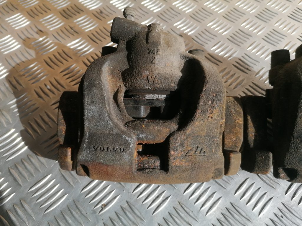 Priekšējais labais suports priekš VOLVO S80 2007 GREY