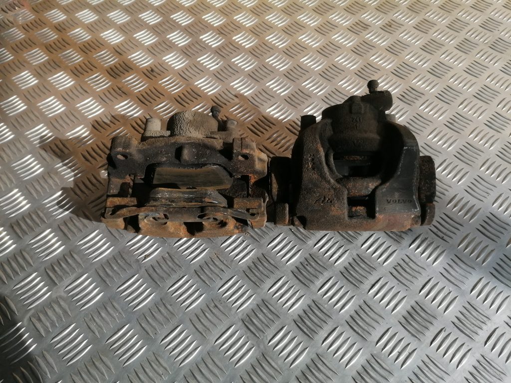 Priekšējais labais suports priekš VOLVO S80 2007 GREY