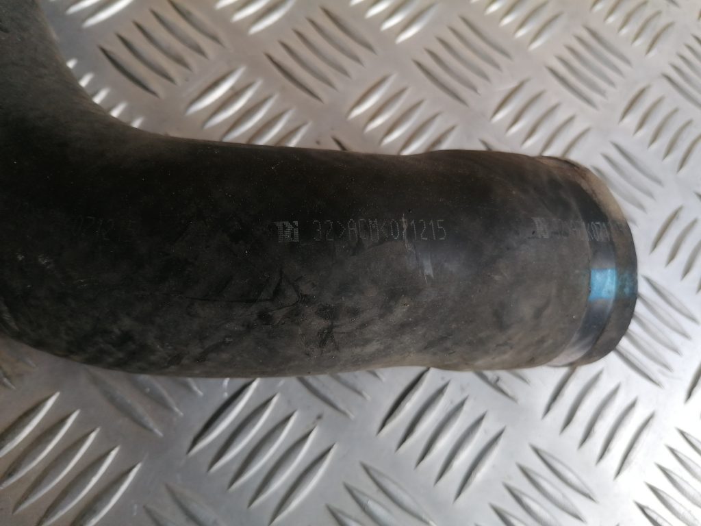 Interkulera caurule priekš VOLVO C30 2008 TURQUOISE 2 Interkulera caurule priekš VOLVO C30 2008 TURQUOISE