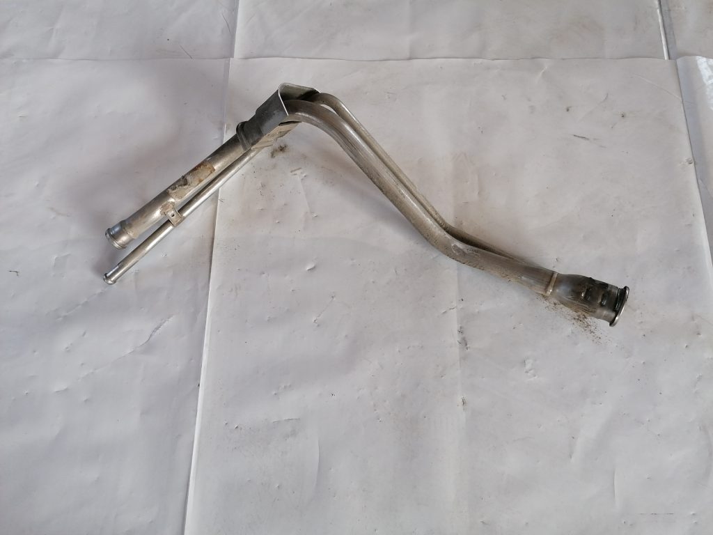 Degvielas tvertnes ielējama caurule priekš VOLVO C30 2008 TURQUOISE 1 Degvielas tvertnes ielējama caurule priekš VOLVO C30 2008 TURQUOISE