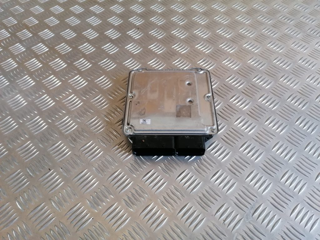 Dzinēja vadības bloks priekš VW GOLF 5 2006 2 Dzinēja vadības bloks priekš VW GOLF 5 2006