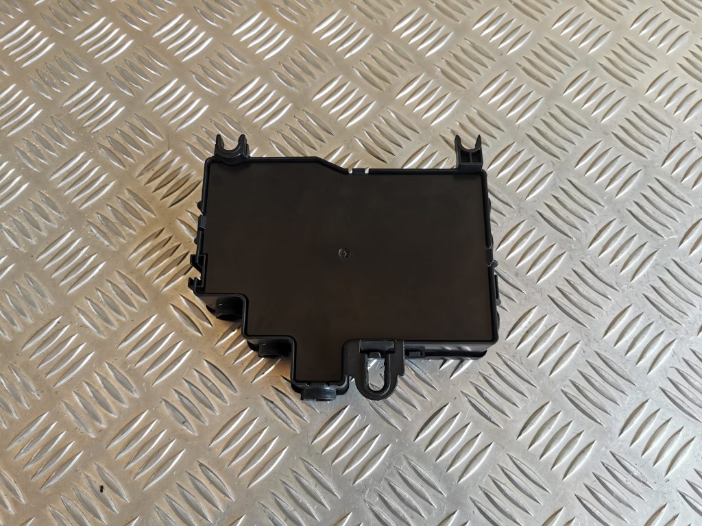 Drošinātāju relejas kaste priekš VW PHAETON 2005 2 Drošinātāju relejas kaste priekš VW PHAETON 2005