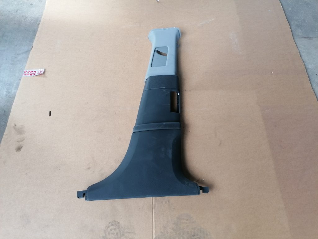 Vidējas salona statnes apdare priekš VW PHAETON 2005 1 Vidējas salona statnes apdare priekš VW PHAETON 2005