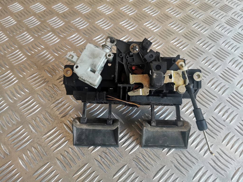 Bagāžnieka vāka slēdzene priekš AUDI A6 1998 4 Bagāžnieka vāka slēdzene priekš AUDI A6 1998