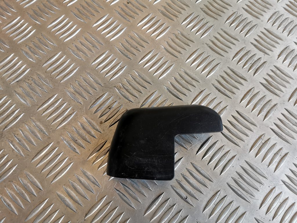 Priekšējā labā sēdekļa sliežu apdare priekš AUDI A6 1998 1 Priekšējā labā sēdekļa sliežu apdare priekš AUDI A6 1998