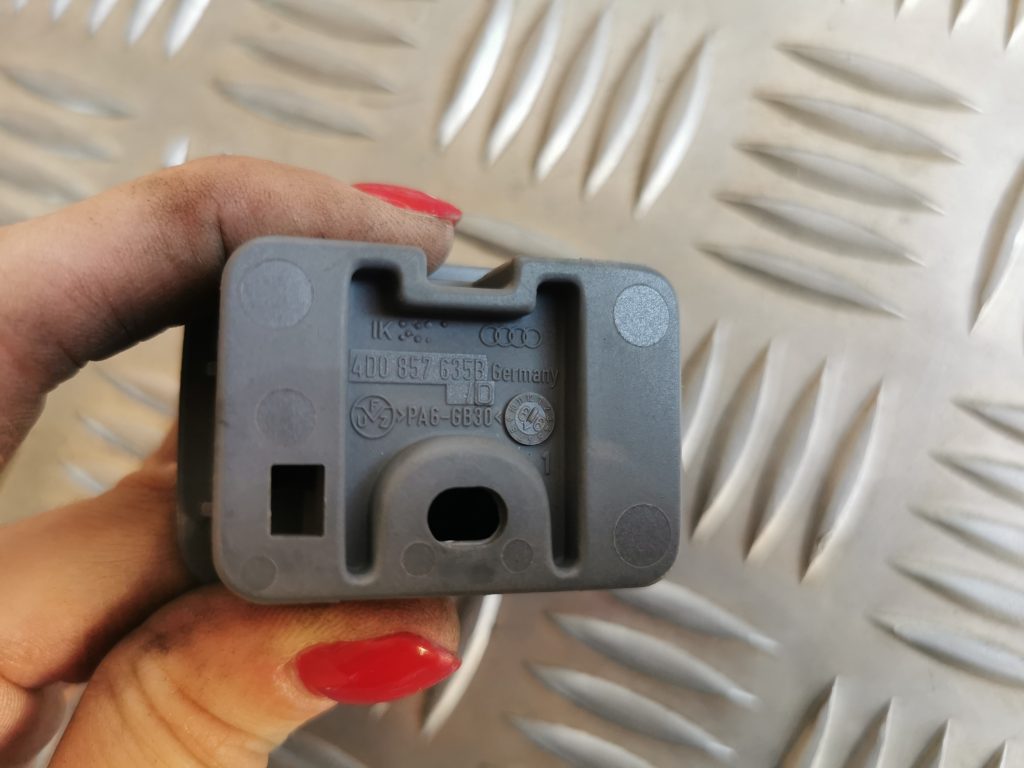 Salona āķis griestos priekš AUDI A6 1998 4 Salona āķis griestos priekš AUDI A6 1998