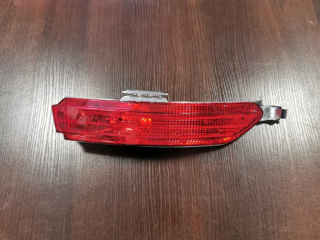 Aizmugurējais atstarotājs priekš VW Toureg 2010-2014 1 Aizmugurējais atstarotājs priekš VW Toureg 2010-2014