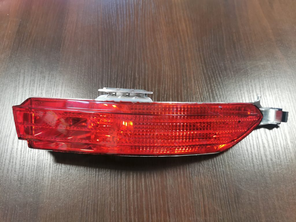 Aizmugurējais atstarotājs priekš VW Toureg 2010-2014 2 Aizmugurējais atstarotājs priekš VW Toureg 2010-2014