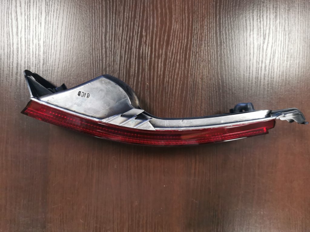 Aizmugurējais atstarotājs priekš VW Toureg 2010-2014 3 Aizmugurējais atstarotājs priekš VW Toureg 2010-2014