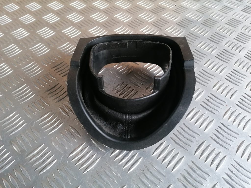 Stūres statnes putekļu aizsargs (salonā) priekš MERCEDES BENZ ML320 2005 BLACK 2 Stūres statnes putekļu aizsargs (salonā) priekš MERCEDES BENZ ML320 2005 BLACK