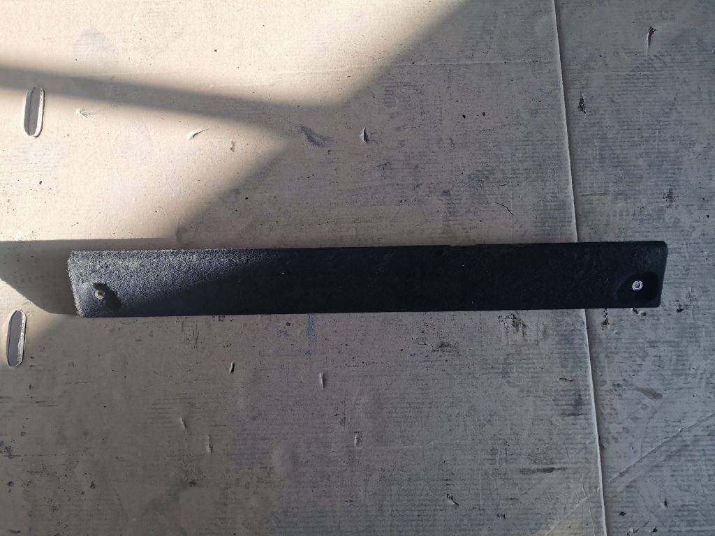 Bagāžnieka grīdas daļa priekš MERCEDES BENZ ML320 2005 BLACK 1 Bagāžnieka grīdas daļa priekš MERCEDES BENZ ML320 2005 BLACK