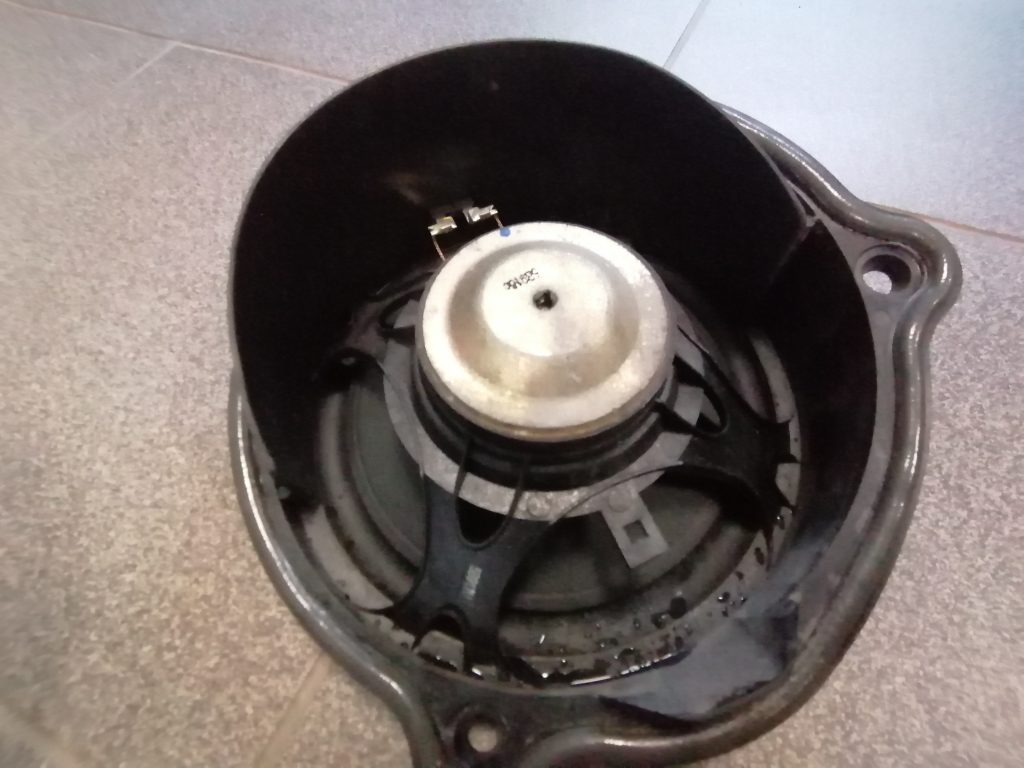 Skaļrunis (Sabvūferis) priekš MERCEDES BENZ CLS 320 2005 4 Skaļrunis (Sabvūferis) priekš MERCEDES BENZ CLS 320 2005