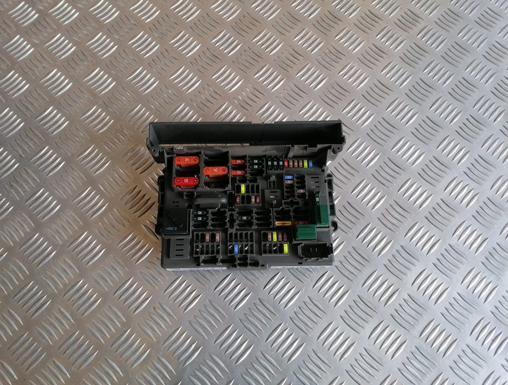 Drošinātāju bloks priekš BMW 1 E87 2009 WHITE 1 Drošinātāju bloks priekš BMW 1 E87 2009 WHITE