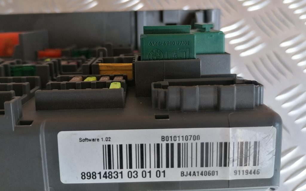 Drošinātāju bloks priekš BMW 1 E87 2009 WHITE 8 Drošinātāju bloks priekš BMW 1 E87 2009 WHITE