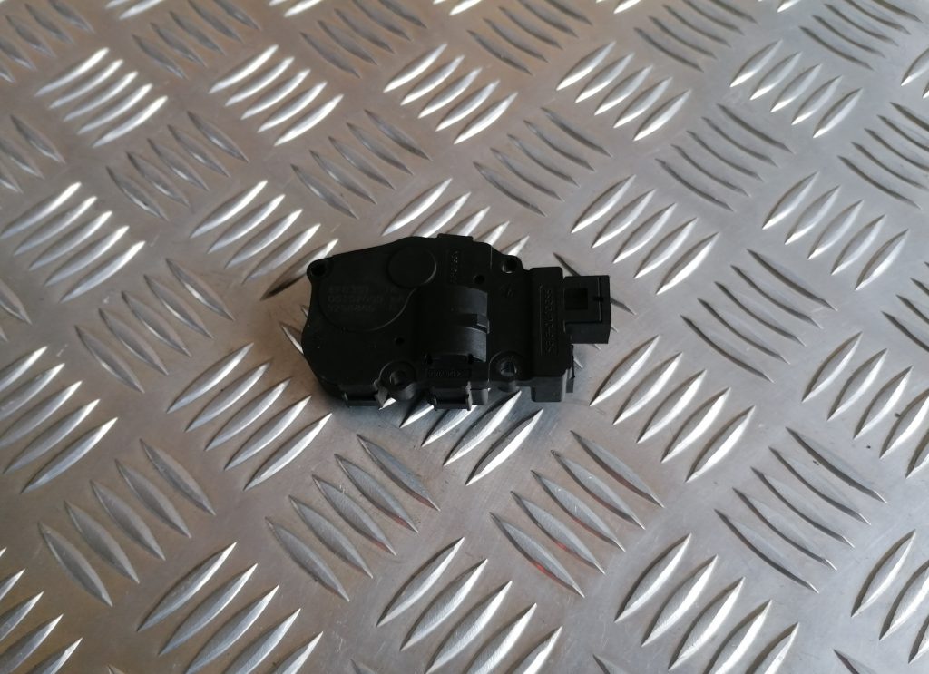 Apsildes sistēmas aktuators priekš BMW 1 E87 2009 WHITE 2 Apsildes sistēmas aktuators priekš BMW 1 E87 2009 WHITE