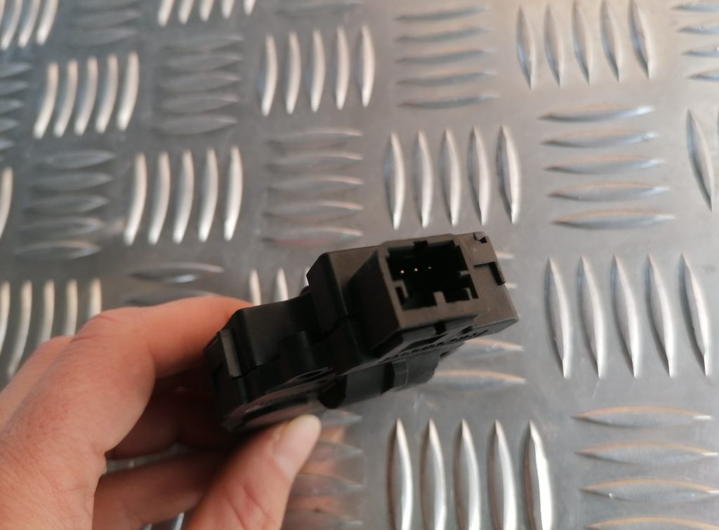 Apsildes sistēmas aktuators priekš BMW 1 E87 2009 WHITE 6 Apsildes sistēmas aktuators priekš BMW 1 E87 2009 WHITE