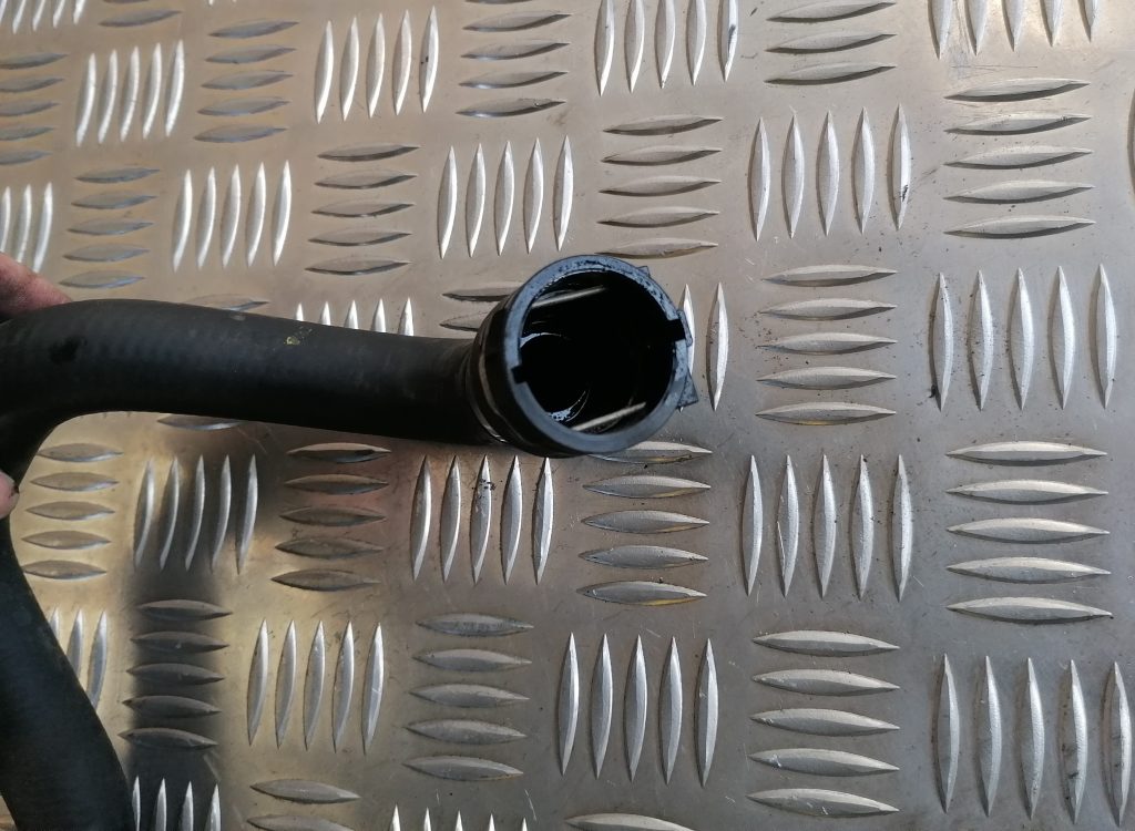 Dzesēšanas caurule priekš BMW 1 E87 2009 WHITE 3 Dzesēšanas caurule priekš BMW 1 E87 2009 WHITE