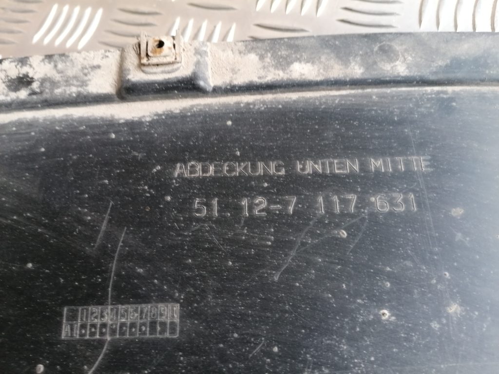 Aizmugurēja bufera aizsargs priekš BMW 1 E87 2009 WHITE 3 Aizmugurēja bufera aizsargs priekš BMW 1 E87 2009 WHITE