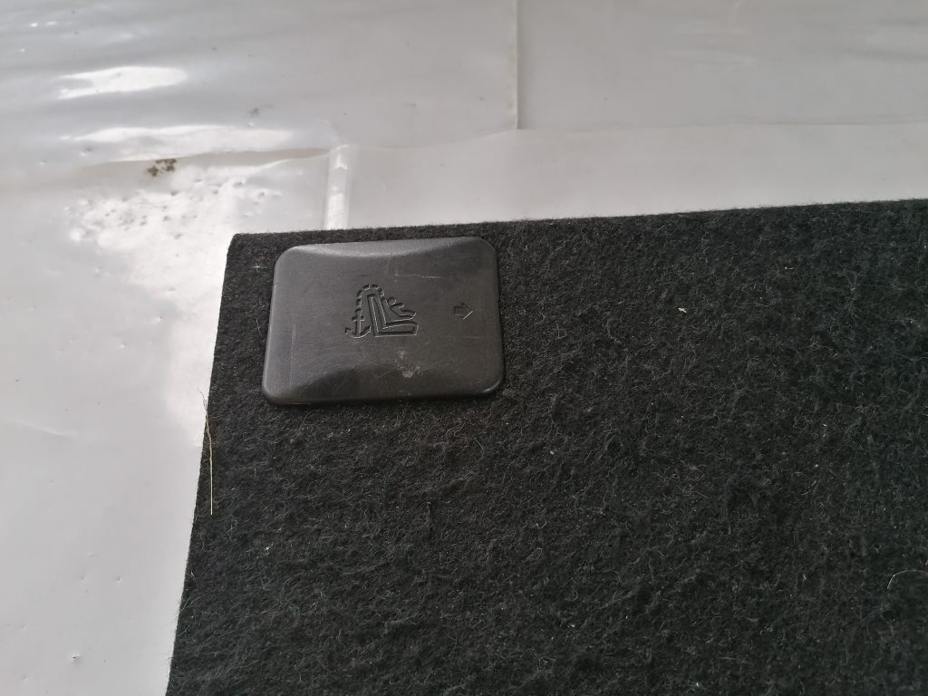 Bagāžnieka grīda priekš BMW 1 E87 2009 WHITE 3 Bagāžnieka grīda priekš BMW 1 E87 2009 WHITE