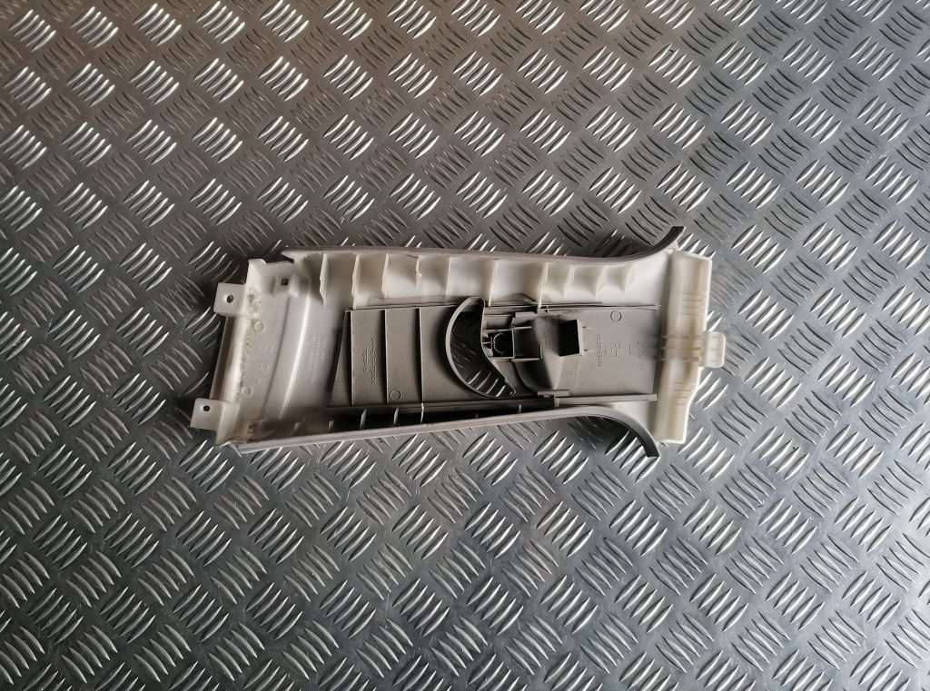 Vidējas salona statnes apdare priekš LEXUS IS250 2007 2 Vidējas salona statnes apdare priekš LEXUS IS250 2007