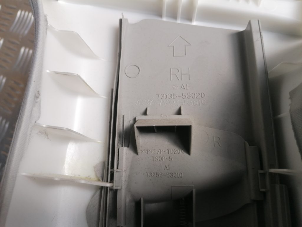 Vidējas salona statnes apdare priekš LEXUS IS250 2007 3 Vidējas salona statnes apdare priekš LEXUS IS250 2007