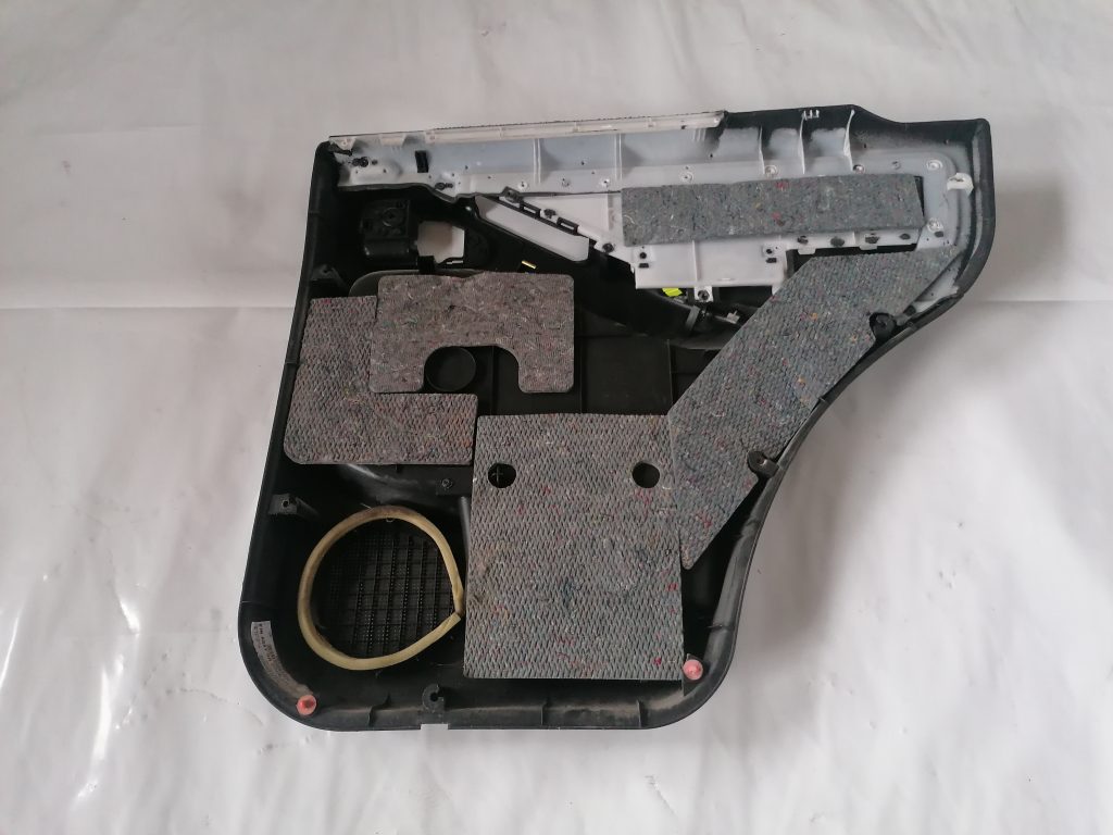 Aizmugurējo kreiso durvju apdare priekš NISSAN PATHFINDER 2006