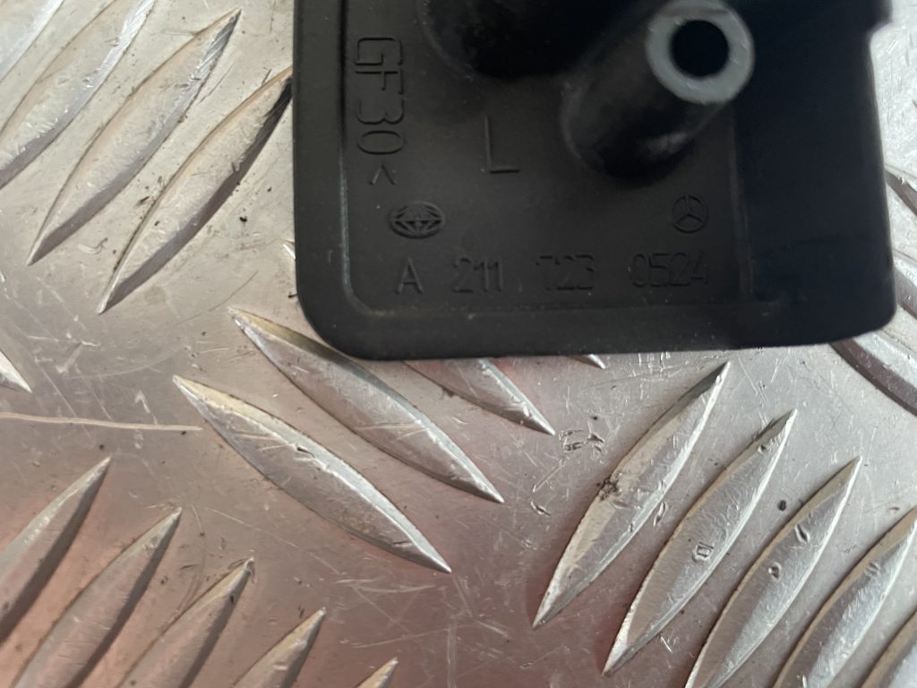 Aizmugurējo kreiso durvju apdare priekš MERCEDES BENZ CLS 320 2005 3 Aizmugurējo kreiso durvju apdare priekš MERCEDES BENZ CLS 320 2005