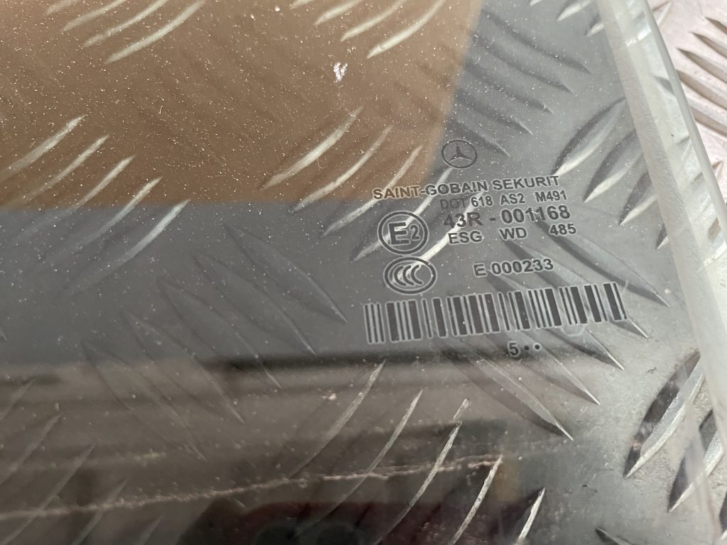 Aizmugurējo kreiso durvju stikls priekš MERCEDES BENZ CLS 320 2005 2 Aizmugurējo kreiso durvju stikls priekš MERCEDES BENZ CLS 320 2005