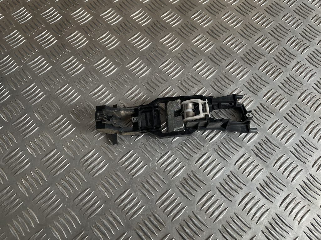 Durvju roktura iekšējais stiprinājums priekš MERCEDES BENZ CLS 320 2005 1 Durvju roktura iekšējais stiprinājums priekš MERCEDES BENZ CLS 320 2005