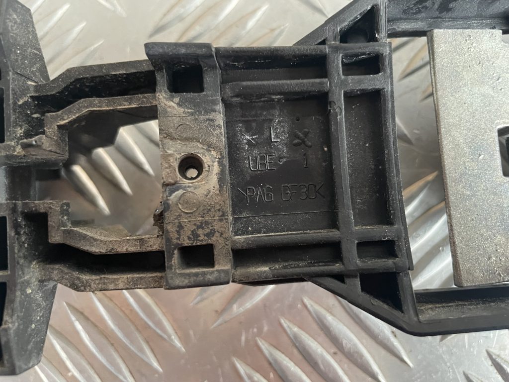 Durvju roktura iekšējais stiprinājums priekš MERCEDES BENZ CLS 320 2005 3 Durvju roktura iekšējais stiprinājums priekš MERCEDES BENZ CLS 320 2005