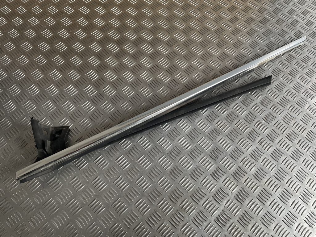 Priekšējo kreiso durvju moldings priekš MERCEDES BENZ CLS 320 2005 1 Priekšējo kreiso durvju moldings priekš MERCEDES BENZ CLS 320 2005