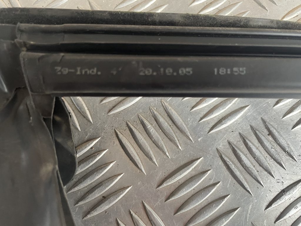 Priekšējo kreiso durvju moldings priekš MERCEDES BENZ CLS 320 2005 2 Priekšējo kreiso durvju moldings priekš MERCEDES BENZ CLS 320 2005