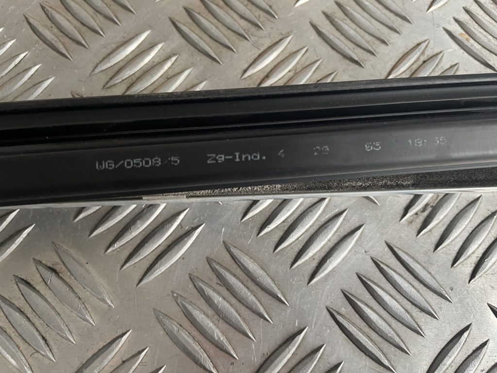 Priekšējo kreiso durvju moldings priekš MERCEDES BENZ CLS 320 2005 3 Priekšējo kreiso durvju moldings priekš MERCEDES BENZ CLS 320 2005