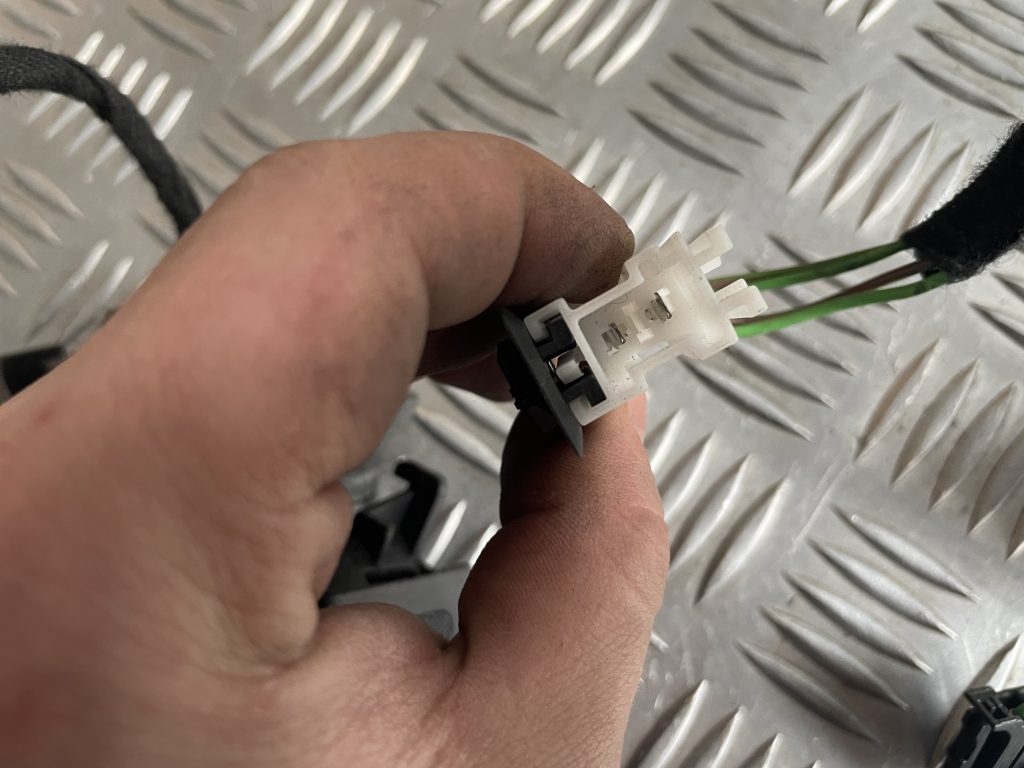 Durvju spoguļa apdares uzlika salonā (ar skaļruni) priekš MERCEDES BENZ CLS 320 2005 3 Durvju spoguļa apdares uzlika salonā (ar skaļruni) priekš MERCEDES BENZ CLS 320 2005