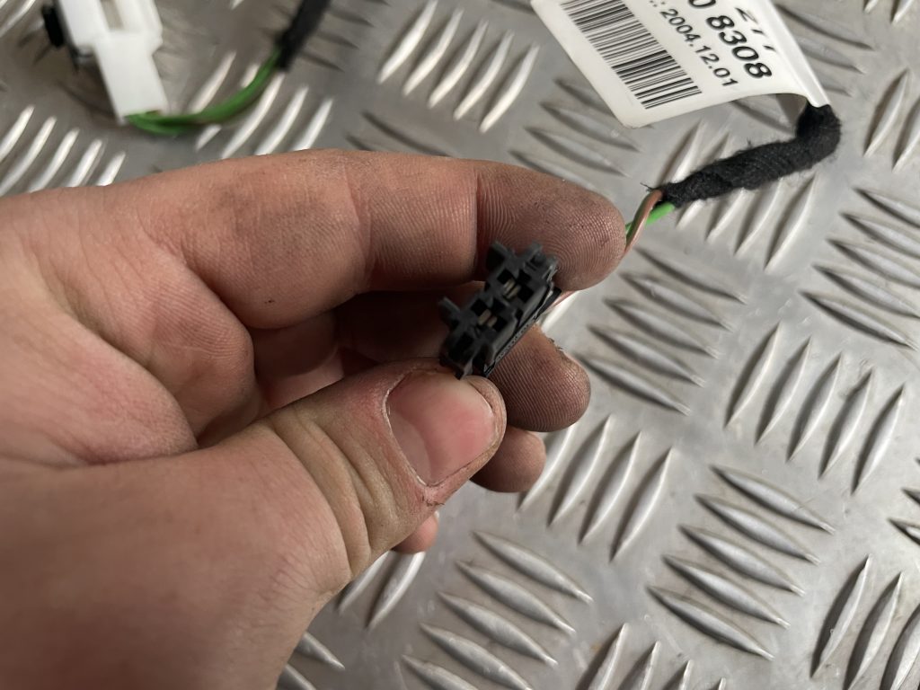 Durvju spoguļa apdares uzlika salonā (ar skaļruni) priekš MERCEDES BENZ CLS 320 2005 2 Durvju spoguļa apdares uzlika salonā (ar skaļruni) priekš MERCEDES BENZ CLS 320 2005