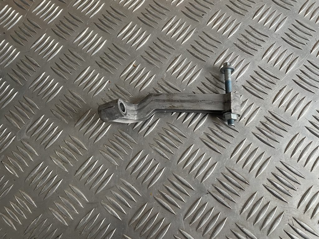 Stāvbremzes mehānisma kronšteins priekš MERCEDES BENZ CLS 320 2005 1 Stāvbremzes mehānisma kronšteins priekš MERCEDES BENZ CLS 320 2005