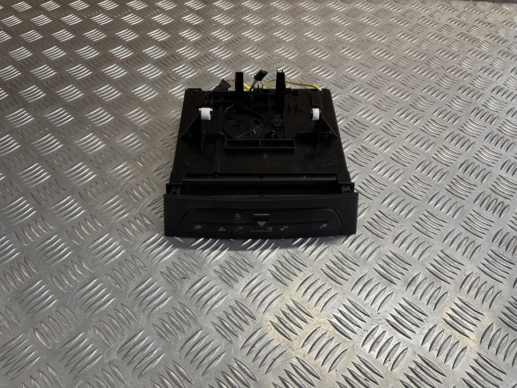 Mērinstrumentu paneļa pārslēgšanas pogas priekš MERCEDES BENZ CLS 320 2005 1 Mērinstrumentu paneļa pārslēgšanas pogas priekš MERCEDES BENZ CLS 320 2005