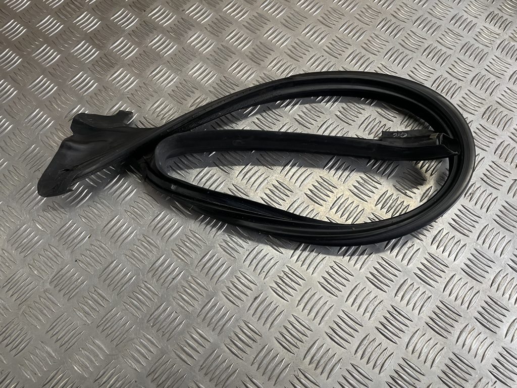 Durvju gumija priekš MERCEDES BENZ CLS 320 2005 1 Durvju gumija priekš MERCEDES BENZ CLS 320 2005