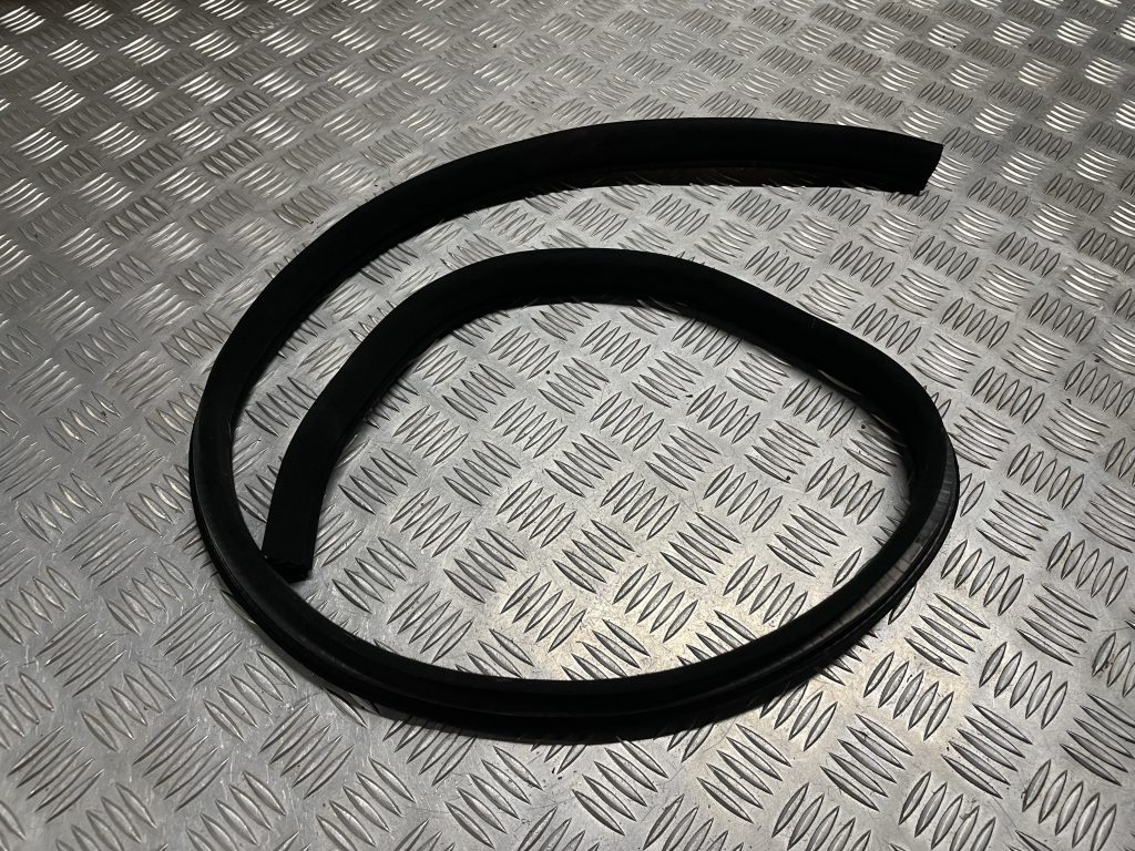 Durvju gumija priekš MERCEDES BENZ CLS 320 2005