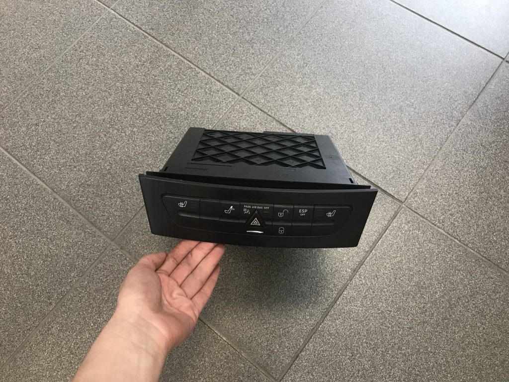 Mērinstrumentu paneļa pārslēgšanas pogas priekš MERCEDES BENZ CLS 320 2005 2 Mērinstrumentu paneļa pārslēgšanas pogas priekš MERCEDES BENZ CLS 320 2005