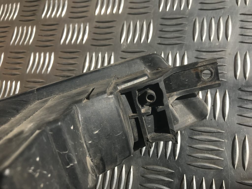 Miglas lukturis priekšā pa kreisi priekš BMW 1 E87 2009 WHITE 3 Miglas lukturis priekšā pa kreisi priekš BMW 1 E87 2009 WHITE