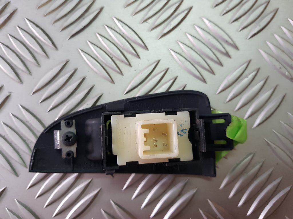 Stikla pacelšanas poga priekš TOYOTA AVENSIS 2008 3 Stikla pacelšanas poga priekš TOYOTA AVENSIS 2008