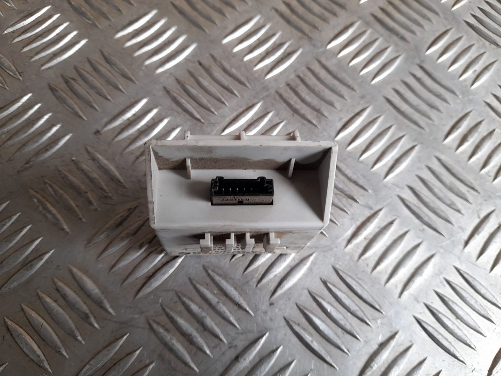 Signalizācijas vadības bloks priekš BMW 320D E46 2004 TOURING 3 Signalizācijas vadības bloks priekš BMW 320D E46 2004 TOURING