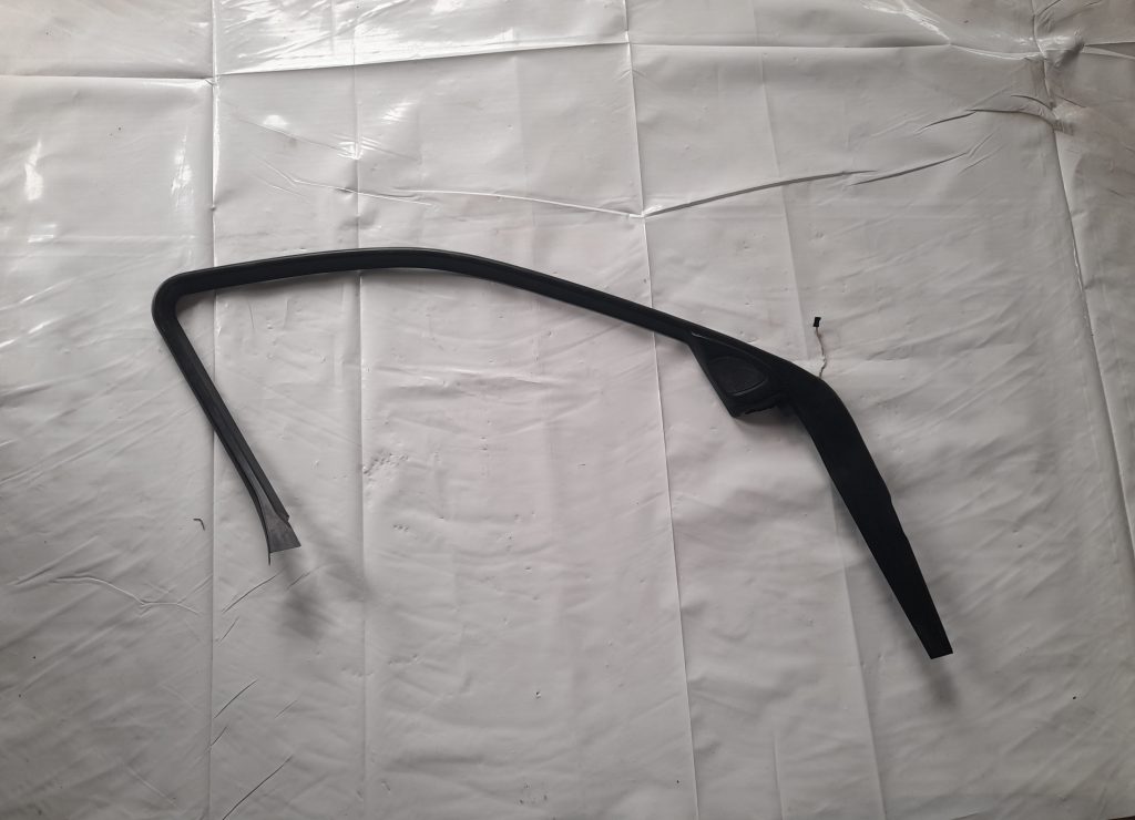 Priekšējo kreiso durvju moldings priekš BMW 320D E46 2004 TOURING 2 Priekšējo kreiso durvju moldings priekš BMW 320D E46 2004 TOURING