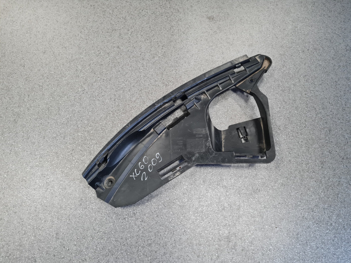 Priekšēja luktura kronšteins priekš VOLVO XC60 2009 1 Priekšēja luktura kronšteins priekš VOLVO XC60 2009