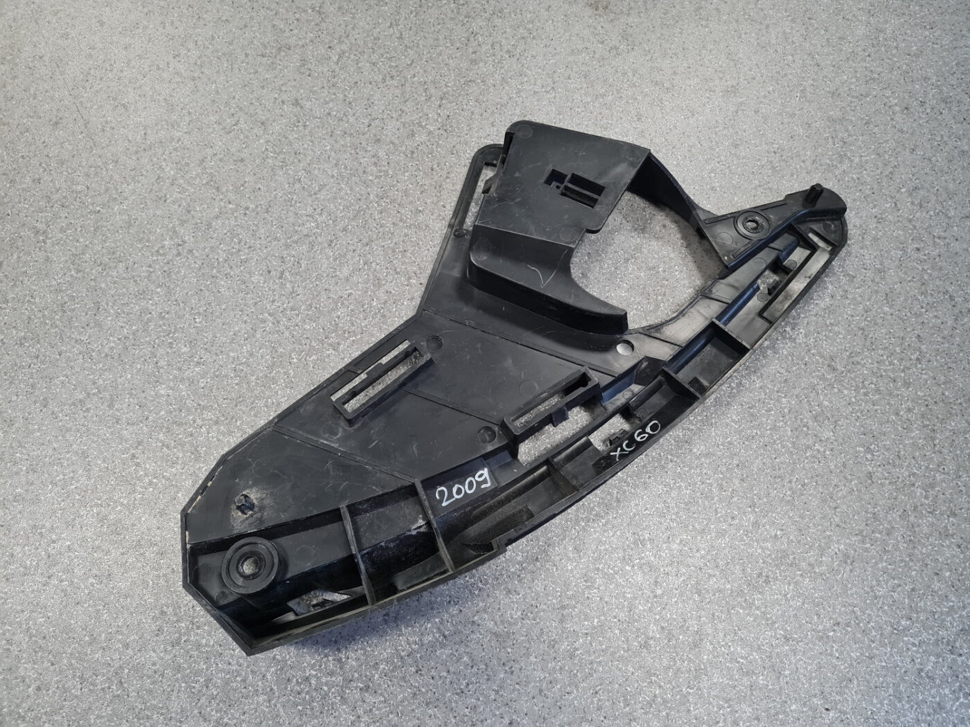 Priekšēja luktura kronšteins priekš VOLVO XC60 2009 2 Priekšēja luktura kronšteins priekš VOLVO XC60 2009