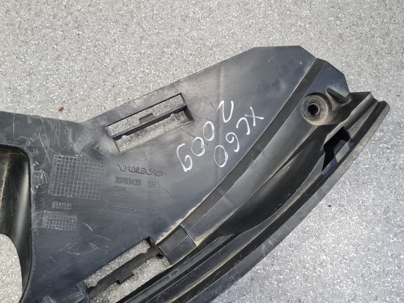 Priekšēja luktura kronšteins priekš VOLVO XC60 2009 3 Priekšēja luktura kronšteins priekš VOLVO XC60 2009