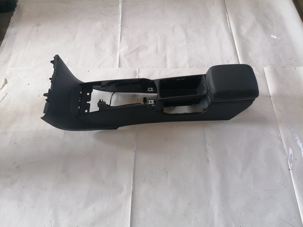 Centrālās konsoles apdares lielākā daļa priekš VOLVO C30 2008 TURQUOISE 1 Centrālās konsoles apdares lielākā daļa priekš VOLVO C30 2008 TURQUOISE