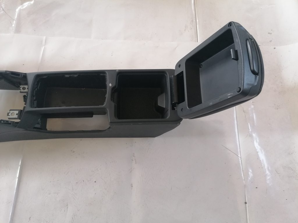 Centrālās konsoles apdares lielākā daļa priekš VOLVO C30 2008 TURQUOISE 3 Centrālās konsoles apdares lielākā daļa priekš VOLVO C30 2008 TURQUOISE